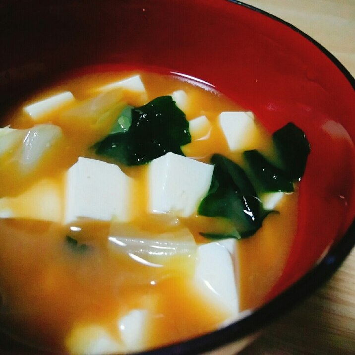 豆腐とキャベツとわかめのみそ汁